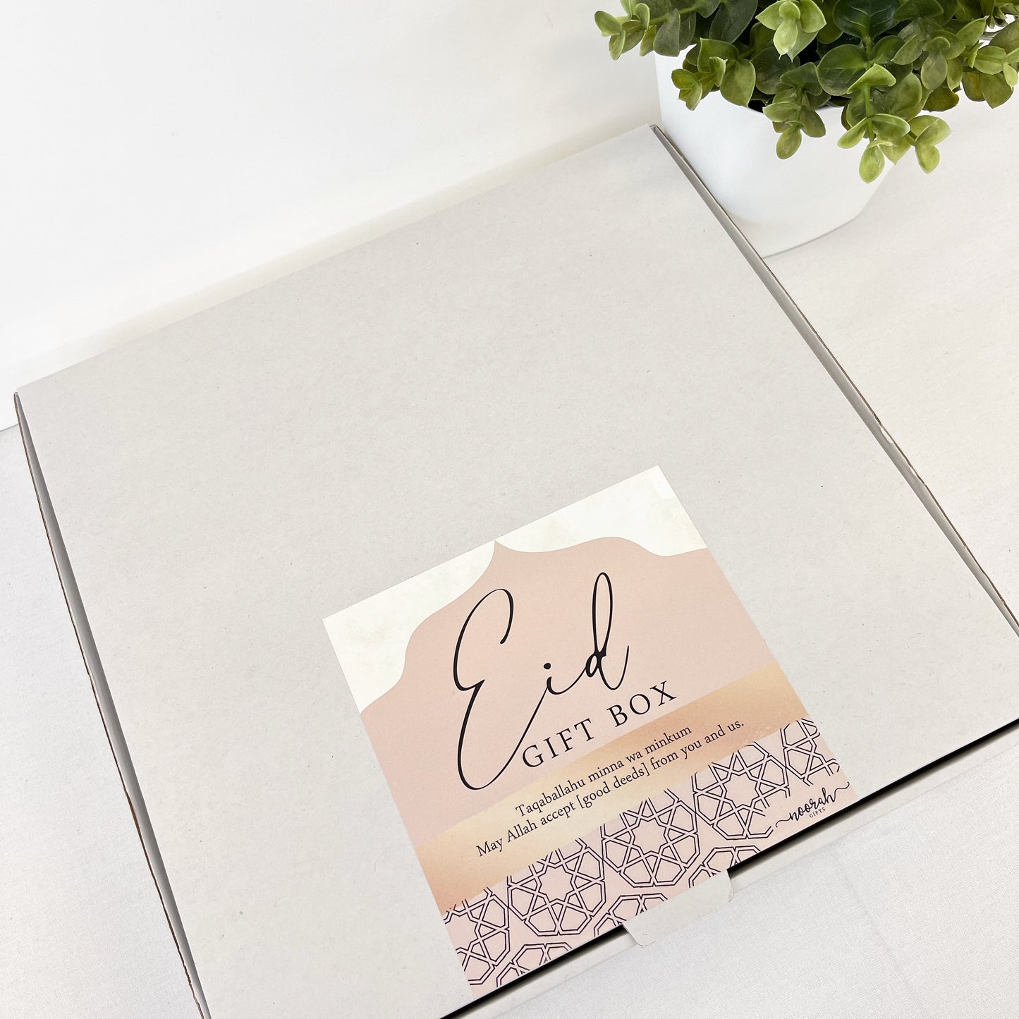 Eid Gift Box - With Mixed Nuts & Milk Chocolate